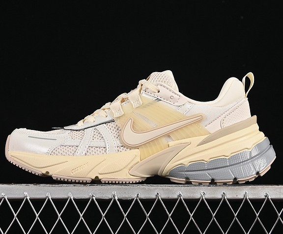 Nike V2K Run Runtekk Pale Ivory White Blanc - HQ1512-110 lifestyle Sneaker